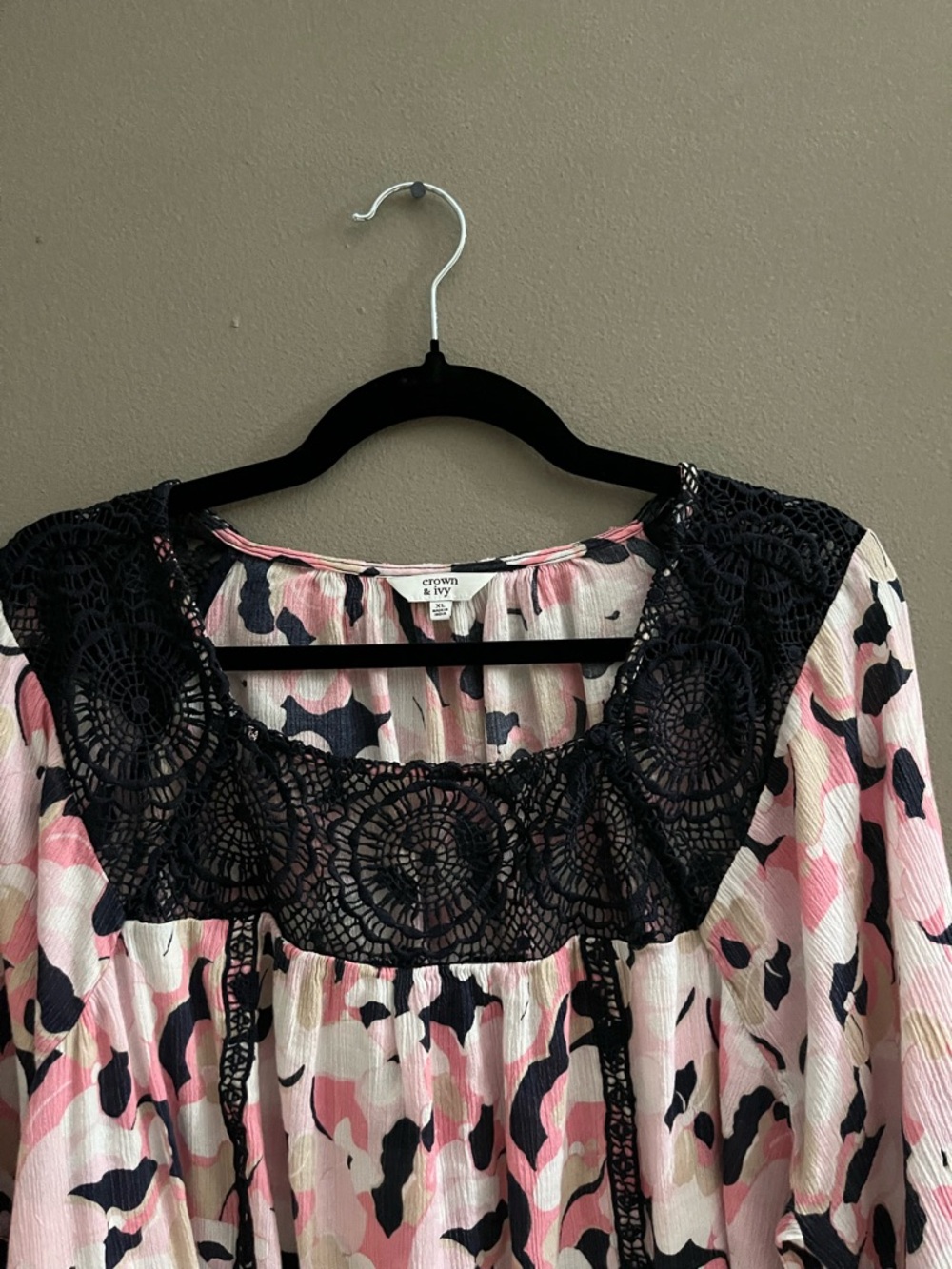 Crown and Ivy Floral Peasant Blouse Lace Yoke Bold Print Relaxed Fit Coastal - Picture 3 of 7